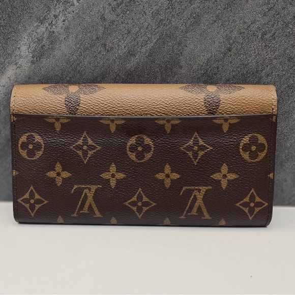 LOUIS VUITTON
Reverse Monogram Giant Sarah Wallet - Picture 2 of 12